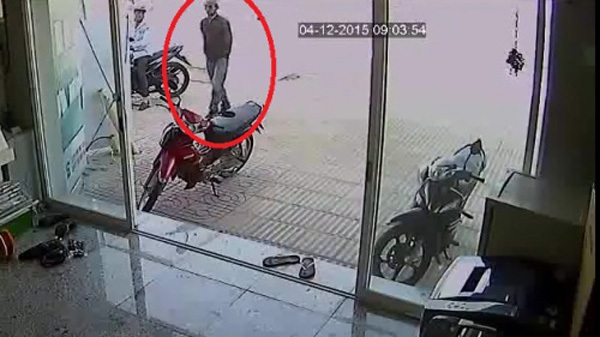 Trộm xe máy, đạo chích bị chủ nhà song phi đạp ngã sấp mặt