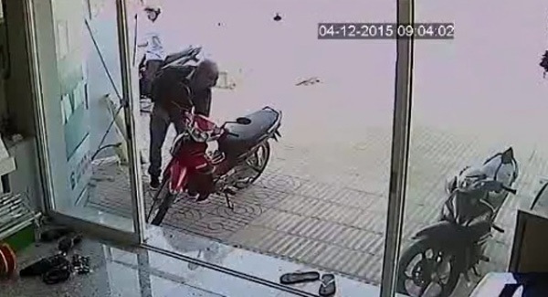 Trộm xe máy, đạo chích bị chủ nhà song phi đạp ngã sấp mặt