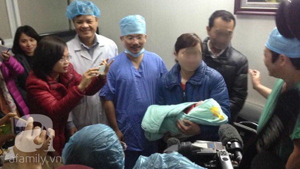 Xúc động giây phút bé gái trong ca mang thai hộ đầu tiên ở Việt Nam chào đời