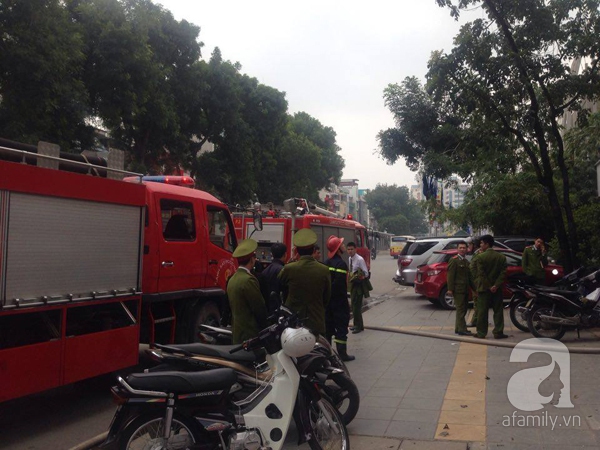 Hà Nội: Cháy nghi ngút ở khách sạn Đông Đô nhiều người hoảng hốt