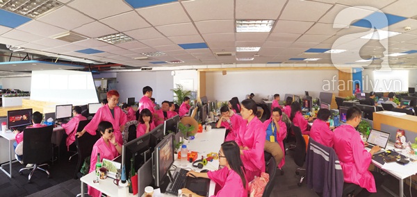 Bất ngờ sau bức hình dân công sở mặc áo choàng hồng đi làm đang gây nhiều tranh cãi nhất