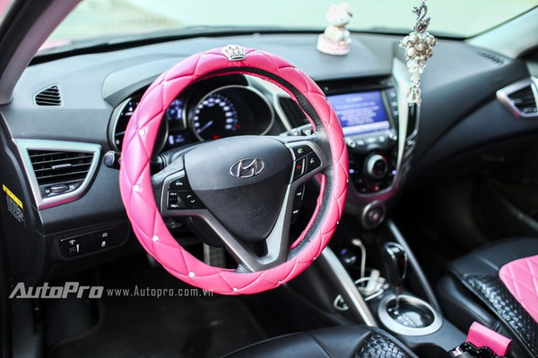 Cận cảnh Hyundai Veloster màu hồng Hello Kitty của bà mẹ 9x Hà thành