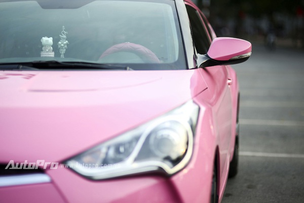 Cận cảnh Hyundai Veloster màu hồng Hello Kitty của bà mẹ 9x Hà thành