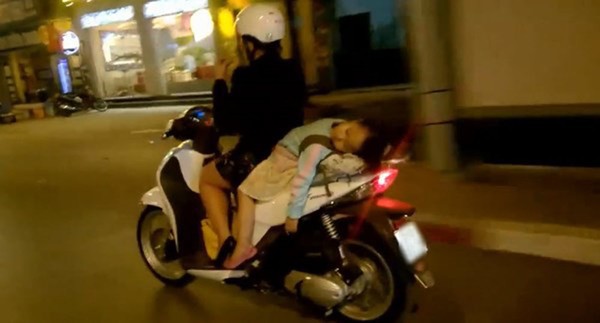 Thót tim cảnh bà mẹ chở hai con trên xe máy vẫn vô tư chụp ảnh tự sướng