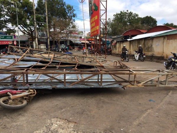Sập bảng quảng c&aacute;o, một ch&aacute;u b&eacute; tho&aacute;t chết