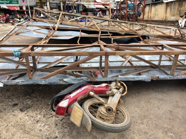 Sập bảng quảng c&aacute;o, một ch&aacute;u b&eacute; tho&aacute;t chết