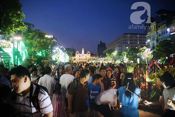 Hàng nghìn người dân đổ ra đường xem pháo hoa đón giao thừa năm Bính Thân