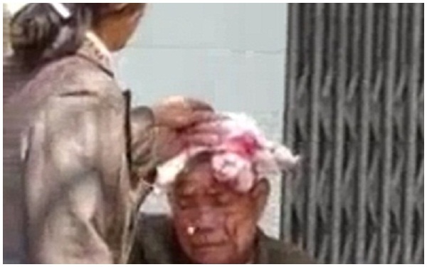 Thái Nguyên: Xôn xao clip con dâu đánh bố chồng bục đầu?