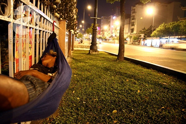 Giấc ngủ của những người vô gia cư trên hè phố Sài Gòn