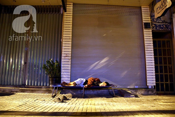 Giấc ngủ của những người vô gia cư trên hè phố Sài Gòn