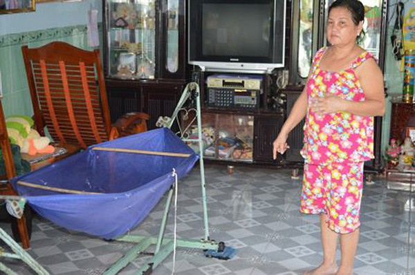 B&agrave; Trần Thị Nh&agrave;n b&ecirc;n chiếc v&otilde;ng ch&aacute;u Dũng nằm khi ph&aacute;t hiện bị t&iacute;m t&aacute;i - Ảnh: C.A