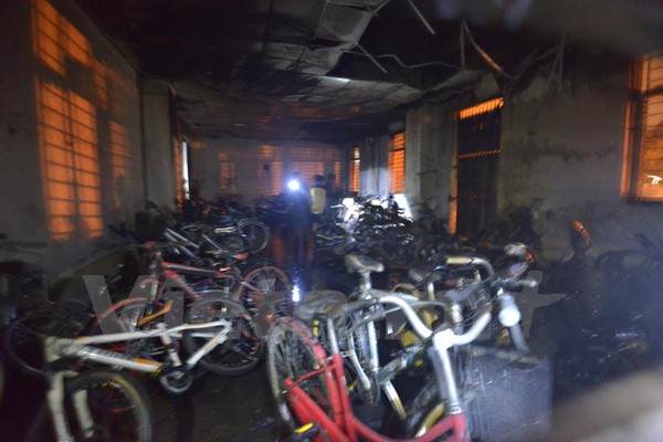 Hà Nội: Cháy chung cư Linh Đàm giữa đêm, dân bỏ nhà tháo chạy