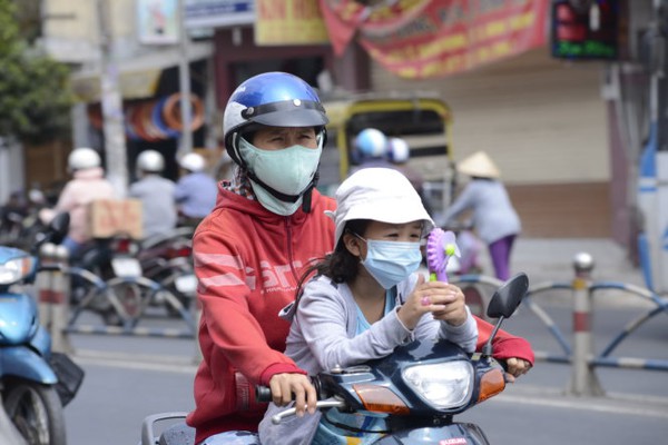 Nắng Sài Gòn lên 36 độ, trẻ con ho và tiêu chảy