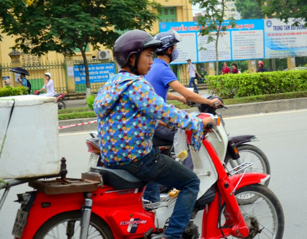 Trăm kiểu chống nắng nóng của người dân Thủ đô ngày hè tới