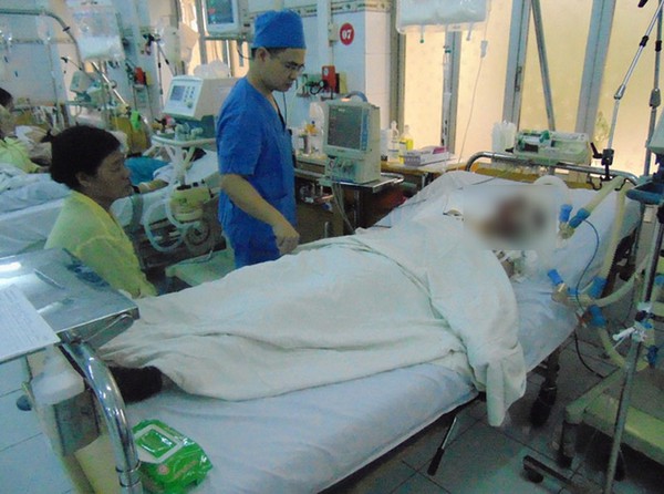Chị Nguyễn Thị Lệ vẫn hôn mê sau hơn một tháng điều trị. Chị Nguyễn Thị Lệ vẫn hôn mê sau hơn một tháng điều trị.
