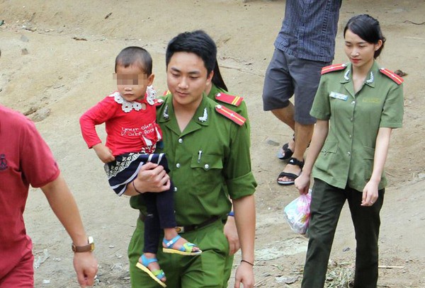 Công an huyện Tương Dương đưa bé gái 4 tuổi trở về đoàn tụ với gia đình sau 20 ngày bị bắt cóc bán qua biên giới. Ảnh báo Dân Việt.