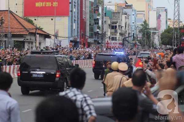 TT Obama đã có mặt tại Sài Gòn, người dân thành phố đứng đông nghịt đường háo hức đón chờ