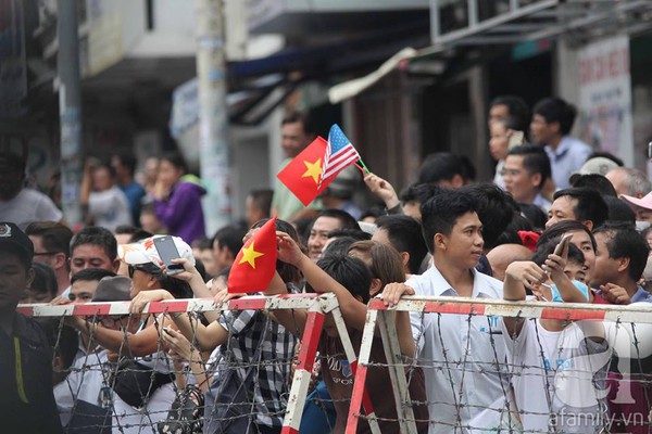 TT Obama đã có mặt tại Sài Gòn, người dân thành phố đứng đông nghịt đường háo hức đón chờ