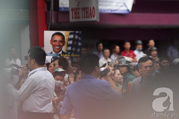 TT Obama đã có mặt tại Sài Gòn, người dân thành phố đứng đông nghịt đường háo hức đón chờ