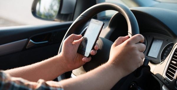 Đang lái xe, dùng tay sử dụng điện thoại bị phạt 800.000 đồng