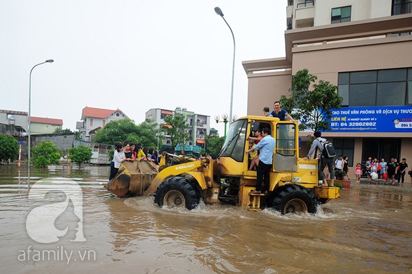 Mưa lớn nhất từ đầu năm, Hà Nội ngập nặng, người dân đi lại bằng... xe lu