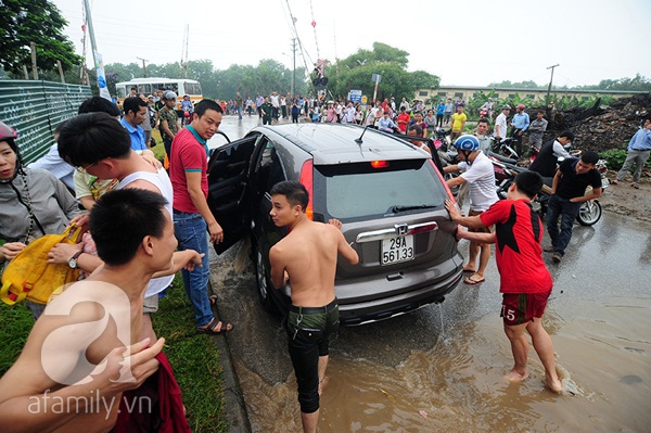 Mưa lớn nhất từ đầu năm, Hà Nội ngập nặng, người dân đi lại bằng... xe lu