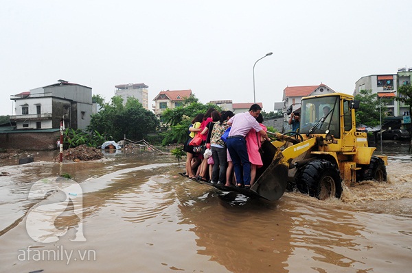 Mưa lớn nhất từ đầu năm, Hà Nội ngập nặng, người dân đi lại bằng... xe lu
