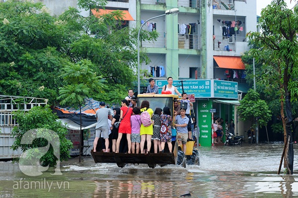 Mưa lớn nhất từ đầu năm, Hà Nội ngập nặng, người dân đi lại bằng... xe lu