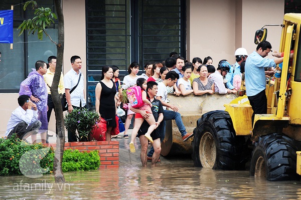 Mưa lớn nhất từ đầu năm, Hà Nội ngập nặng, người dân đi lại bằng... xe lu