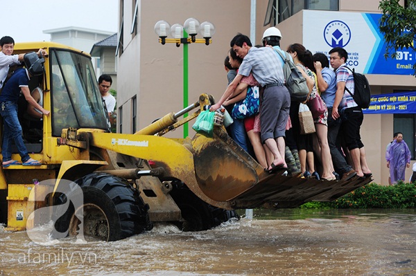 Mưa lớn nhất từ đầu năm, Hà Nội ngập nặng, người dân đi lại bằng... xe lu