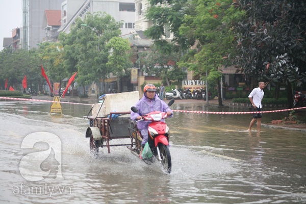 Bất chấp mưa lớn nhiều bạn trẻ vô tư tạo dạng chụp hình dưới đường ngập