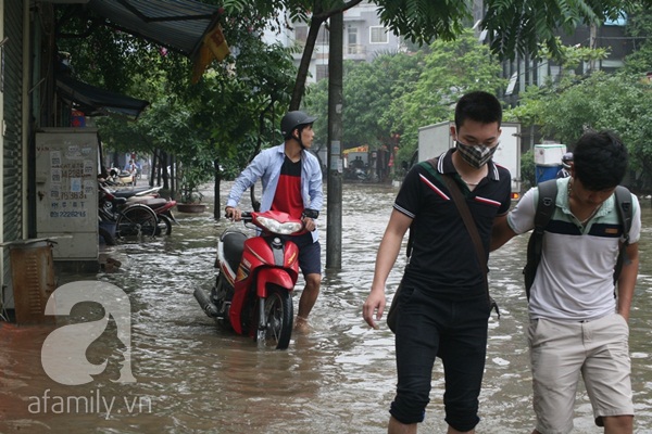 Bất chấp mưa lớn nhiều bạn trẻ vô tư tạo dạng chụp hình dưới đường ngập