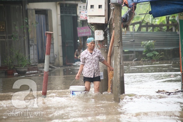 Bất chấp mưa lớn nhiều bạn trẻ vô tư tạo dạng chụp hình dưới đường ngập