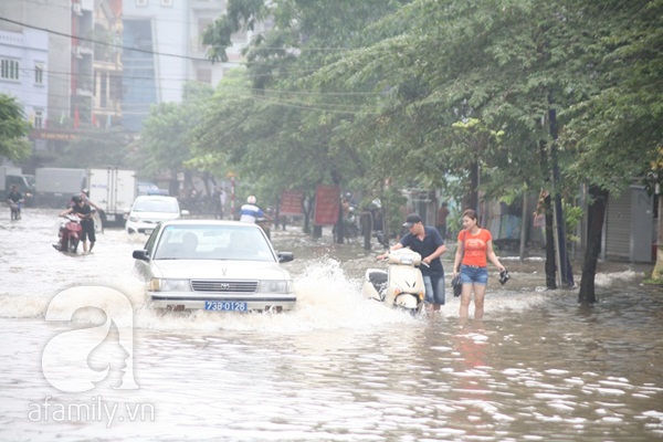 Bất chấp mưa lớn nhiều bạn trẻ vô tư tạo dạng chụp hình dưới đường ngập