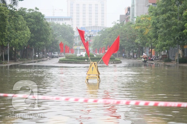 Bất chấp mưa lớn nhiều bạn trẻ vô tư tạo dạng chụp hình dưới đường ngập