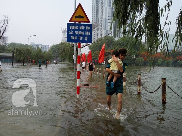 Bất chấp mưa lớn nhiều bạn trẻ vô tư tạo dạng chụp hình dưới đường ngập