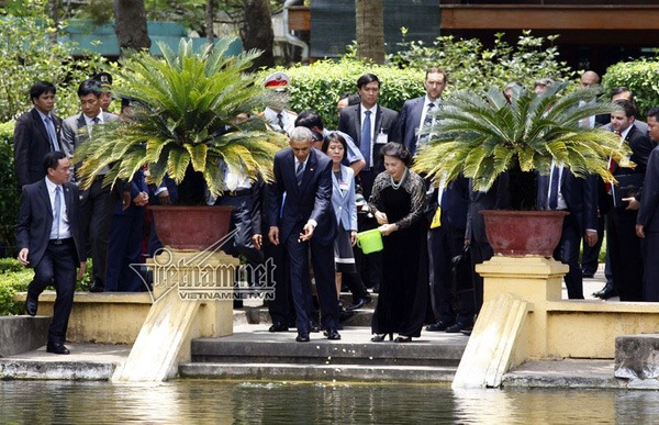 Những hình ảnh đẹp của Tổng thống Obama trong ngày đầu tiên thăm Việt Nam