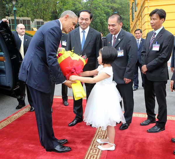 Những hình ảnh đẹp của Tổng thống Obama trong ngày đầu tiên thăm Việt Nam