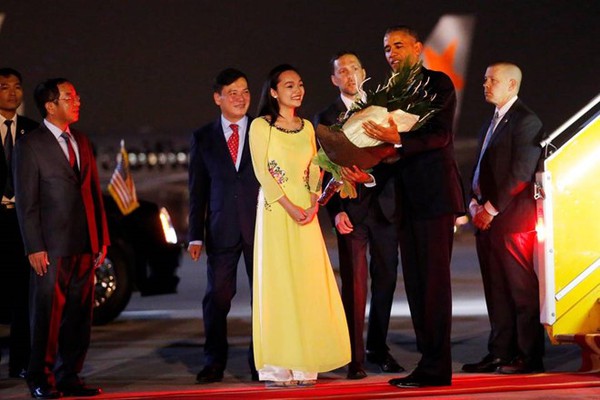 Những hình ảnh đẹp của Obama trong ngày đầu tiên thăm Việt Nam
