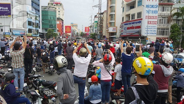 Người dân Sài Gòn đội mưa, hào hứng chờ đón Tổng thống Obama