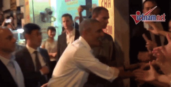 Giải đáp hành động tháo nhẫn khi bắt tay của TT Obama