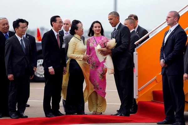 Cô gái Sài thành chọn hoa sen chào đón Tổng thống Obama