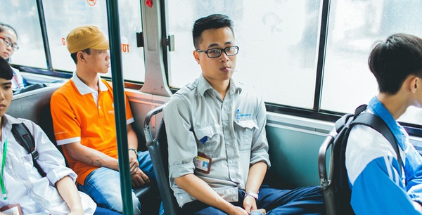 Hành vi của khách khiến hot boy phụ xe bus Hành vi của khách khiến hot boy phụ xe bus
