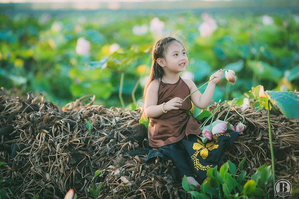 Vẻ đẹp trong veo của tiểu mỹ nhân bên hồ sen