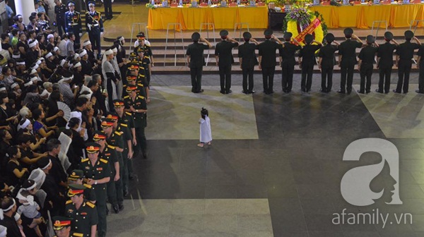 Đau xót hình ảnh bé gái chơ vơ trong lễ viếng 9 quân nhân phi hành đoàn Casa-212