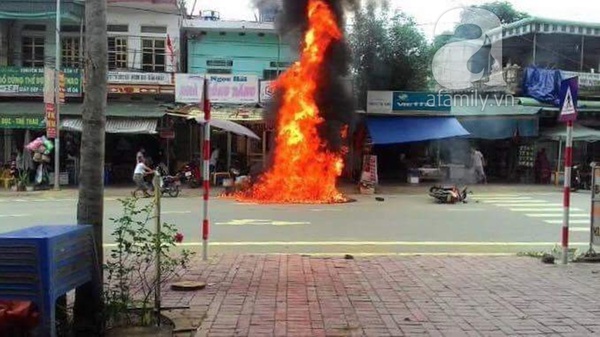 Hòa Bình: Xe máy bốc cháy dữ dội gần bưu điện huyện