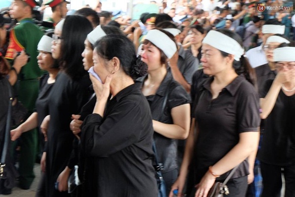 Đau xót hình ảnh bé gái chơ vơ trong lễ viếng 9 quân nhân phi hành đoàn Casa-212 Đau xót hình ảnh bé gái chơ vơ trong lễ viếng 9 quân nhân phi hành đoàn Casa-212