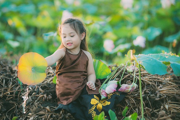 Vẻ đẹp trong veo của tiểu mỹ nhân bên hồ sen