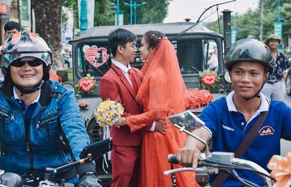 M&agrave;n rước d&acirc;u độc đ&aacute;o bằng d&agrave;n xe 67 tại T&acirc;y Ninh