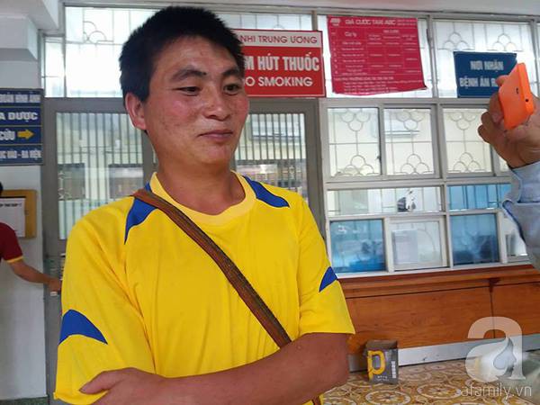 Bé gái 14 tháng nặng 3,5kg: Mẹ và anh mất tích, bố nuôi bằng nước cơm qua ngày Bé gái 14 tháng nặng 3,5kg: Mẹ và anh mất tích, bố nuôi bằng nước cơm qua ngày